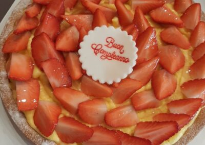Fragola e crema, torta fresca con fragole e crema pasticcera, decorata con zucchero a velo, perfetta per occasioni speciali.