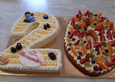 Dolce Pensier torta di compleanno con nome personalizzato e torta frutta mista decorata con frutta fresca di stagione. Dolci artigianali per ogni occasione speciale, realizzati con ingredienti di qualità.