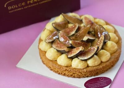 Delizie di frutta fresca e pasticceria artigianale, perfetta per ogni occasione di Dolce Pensiero Pasticceria. Torta con fichi, crema e pasta frolla, elegante e gustosa.