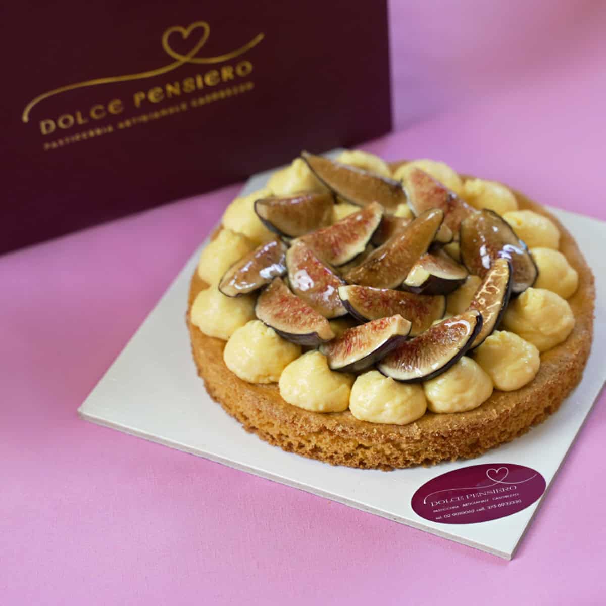 Delizie di frutta fresca e pasticceria artigianale, perfetta per ogni occasione di Dolce Pensiero Pasticceria. Torta con fichi, crema e pasta frolla, elegante e gustosa.