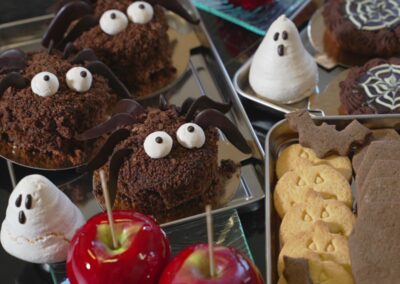 Tentazioni di dolciumi più spaventosi per Halloween a Dolce Pensier, con cupcakes decorati a tema, mele caramellate, biscotti e merengues decorativi, un tripudio di dolcezza e fantasia.