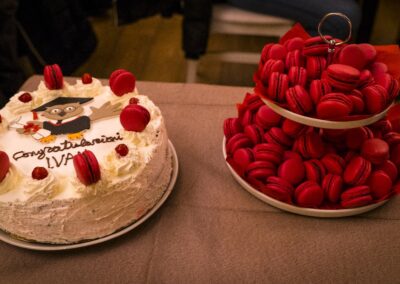 Nome file: torta-di-laurea-e-macarons-rosse.jpg.