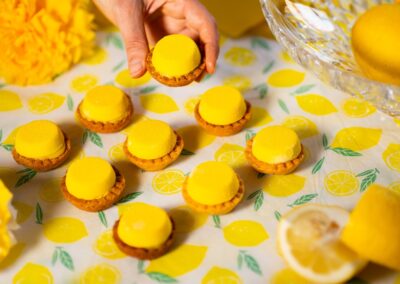 Zuccotti di limone con base croccante e gelatina di limone giallo brillante, preparati artigianalmente da Dolcepensier Pasticceria. Perfetti per un dolce rinfrescante e visivamente accattivante.