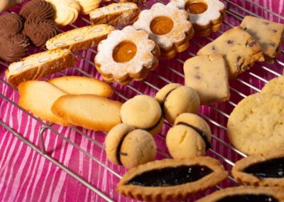 Qualità di dolciumi artigianali con un'ampia varietà di biscotti, pasticcini e dolcetti decorativi, perfetti per ogni occasione e momenti di dolcezza.