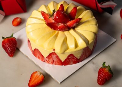 Torta fragola e crema decorata con fragole fresche, perfetta come dolce artigianale di pasticceria. Ideale per occasioni speciali e momenti di dolcezza autentica.