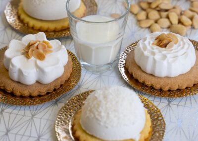 Delizie di pasticceria con crostate, panna, gelato e latte, perfette per ogni occasione dolce. Prodotti artigianali con ingredienti di qualità, ideale per soddisfare ogni palato amante dei dessert.