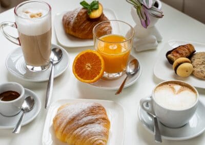 Deliziose colazioni con croissant, cappuccino, caffè, succhi di frutta e biscotti, perfette per un risveglio dolce e rilassante presso Dolce Pensier.