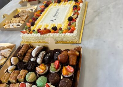 Filastrocca Dolce Pensier con dolci, torte e pasticcini colorati e invitanti su un tavolo in un laboratorio di pasticceria.
