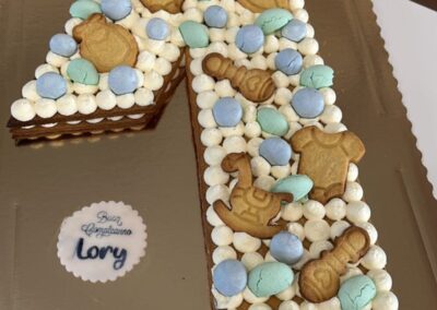 Scritto in modo cirillico con i dolcetti e decorazioni per la prima comunione di un bambino.