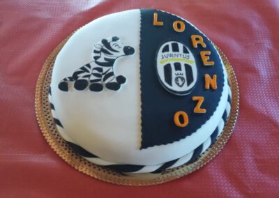 Dolce Pensier torta di compleanno con decorazione Juventus, decorativa e perfetta per tifosi di calcio, con logo e colori ufficiali della squadra.