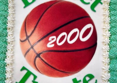 Pasticcotto con decorazione a tema basket e targa commemorativa, perfetto per celebrazioni sportive o anniversari di Basket Turate. Dolci Pensieri Pasticceria crea torte personalizzate per ogni occasione.