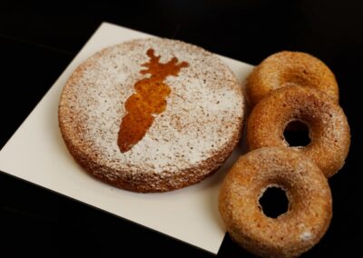 Fiore di mandorla e ciambelle di pasta sfoglia dolci, perfetti per ogni occasione. Prodotti artigianali di alta qualità da Dolce Pensiero Pasticceria, irresistibili e genuini.