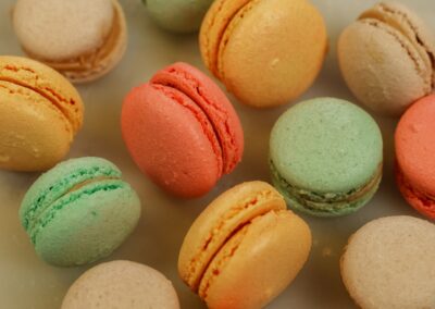 Macarons colorati con guscio morbido e ripieno cremoso, perfetti per dolci momenti di piacere. Ideali come dessert eleganti e raffinati, disponibili in varie tonalità pastello, per feste e occasioni speciali.