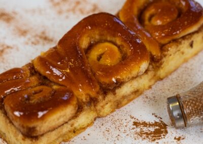 Dolce pensierastico con purea di mele e cannella, decorato con zucchero a velo e spezie, perfetto per momenti di dolcezza e relax. Elegante e delizioso, ideale per ogni occasione di piacere gastronomico.