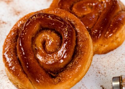 Dolce Pensier - Arcobaleno di cannoli alla cannella e zucchero con glasse e spezie, perfetti per ogni occasione di dolcezza fatta in casa e artigianale.