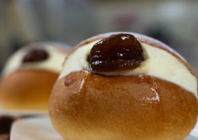 Delicato pan brioche farcito con crema e amarena candita, perfetto come dolce goloso per ogni occasione. Presentato con cura su un piatto bianco, esalta la qualità artigianale della pasticceria Dolce Pensier.